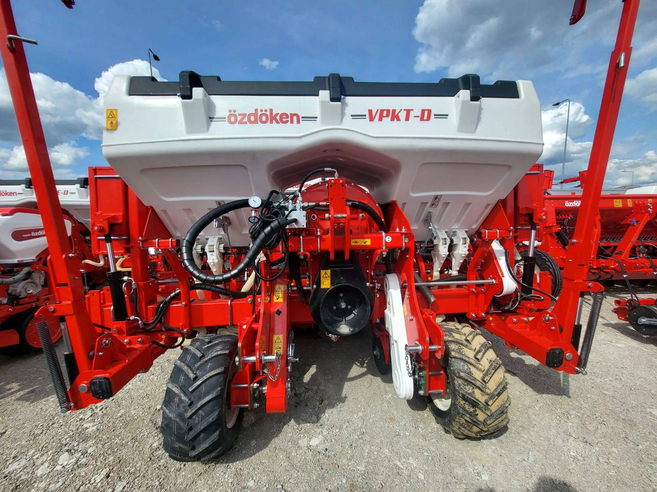 Ozdoken six-row pneumatic precision seeder, VPKT-DG6, PVC fertiliser tank - on stock - Semoir monograine: photos 2 Ozdoken six-row pneumatic precision seeder, VPKT-DG6, PVC fertiliser tank - on stock - Semoir monograine: photos 2