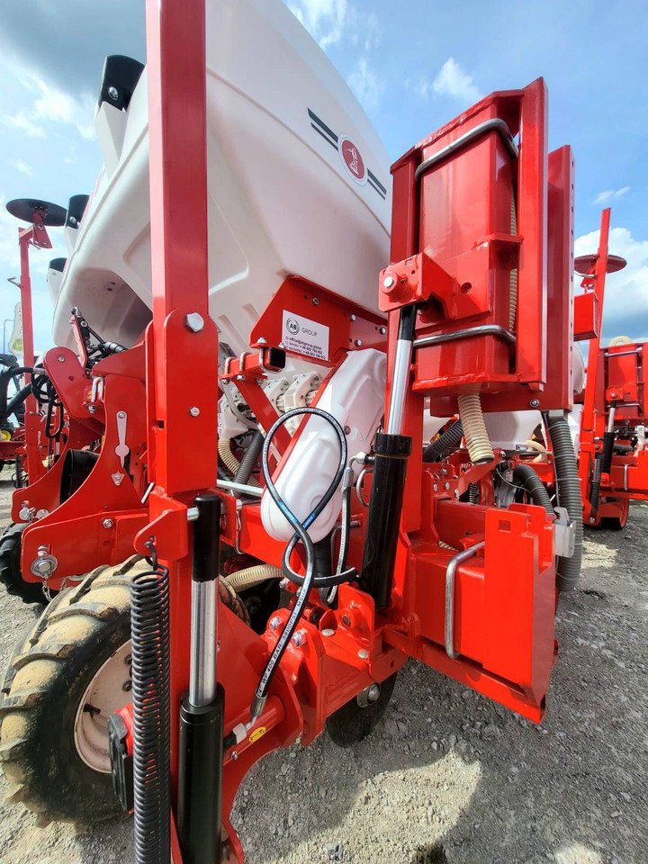 Ozdoken six-row pneumatic precision seeder, VPKT-DG6, PVC fertiliser tank - on stock - Semoir monograine: photos 4 Ozdoken six-row pneumatic precision seeder, VPKT-DG6, PVC fertiliser tank - on stock - Semoir monograine: photos 4