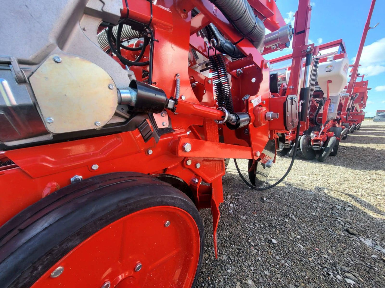 Six-row pneumatic precision seeder with depth fertilization Ozdoken VPKT-DG6 - Semoir monograine: photos 3 Six-row pneumatic precision seeder with depth fertilization Ozdoken VPKT-DG6 - Semoir monograine: photos 3