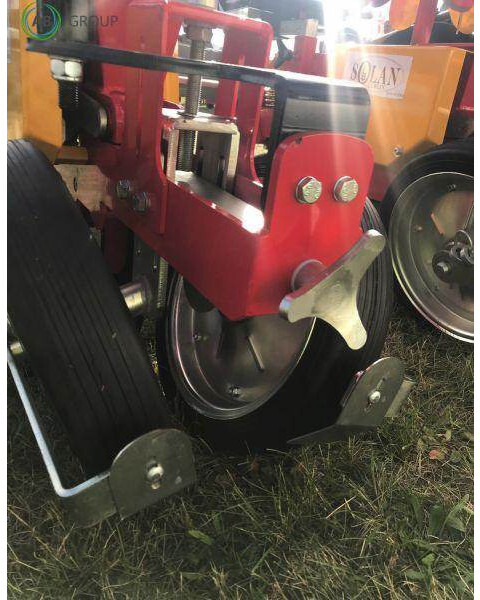 Solan Semi-automatic carousel planter 2 rows/Pflan - Planteuse de pommes de terre: photos 4 Solan Semi-automatic carousel planter 2 rows/Pflan - Planteuse de pommes de terre: photos 4
