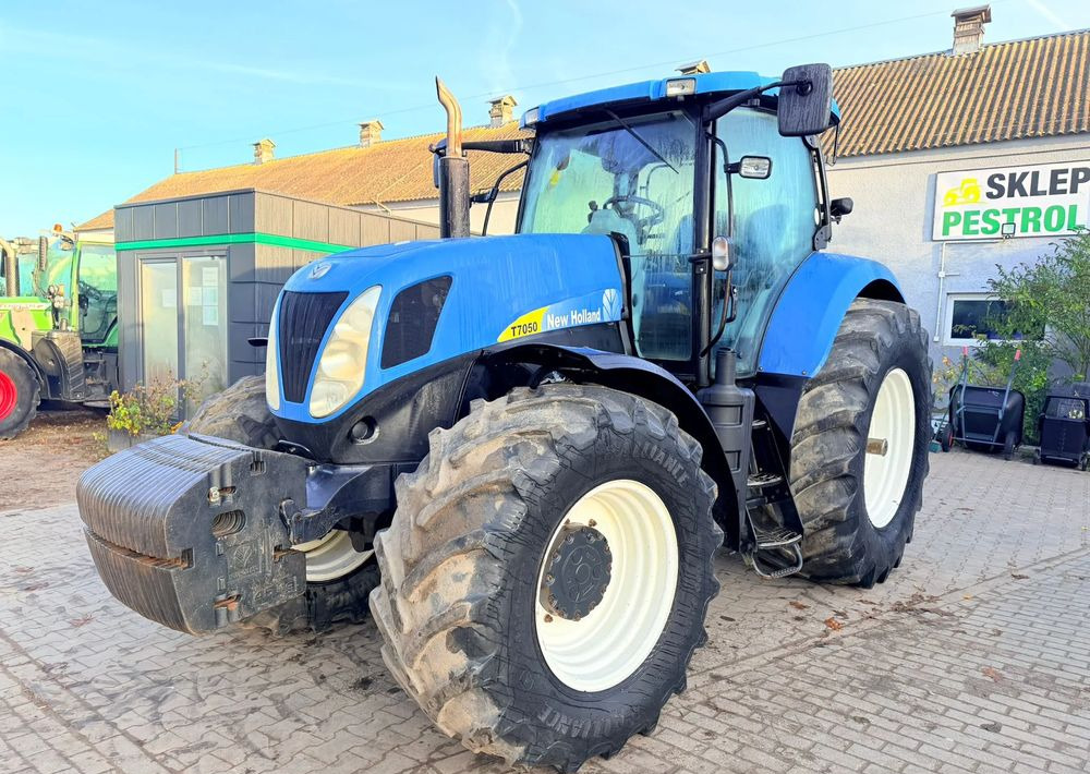 New Holland T7050 - Tracteur agricole: photos 3 New Holland T7050 - Tracteur agricole: photos 3