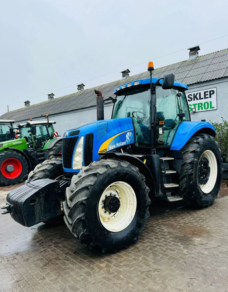 New Holland T8020 - Tracteur agricole: photos 1 New Holland T8020 - Tracteur agricole: photos 1