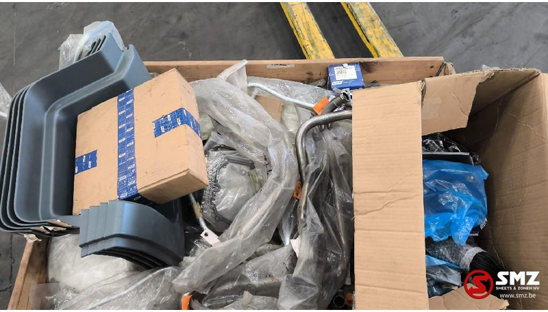 DAF Lot onderdelen DAF + Mercedes - Pare-chocs pour Camion: photos 1 DAF Lot onderdelen DAF + Mercedes - Pare-chocs pour Camion: photos 1