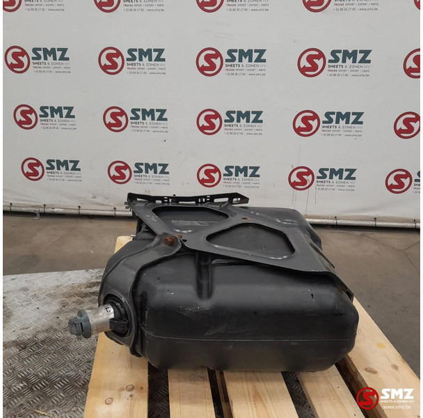 Mercedes-Benz Occ AdBluetank 60L + AdBlueniveausensor Mercedes - Système de carburant pour Camion: photos 2 Mercedes-Benz Occ AdBluetank 60L + AdBlueniveausensor Mercedes - Système de carburant pour Camion: photos 2