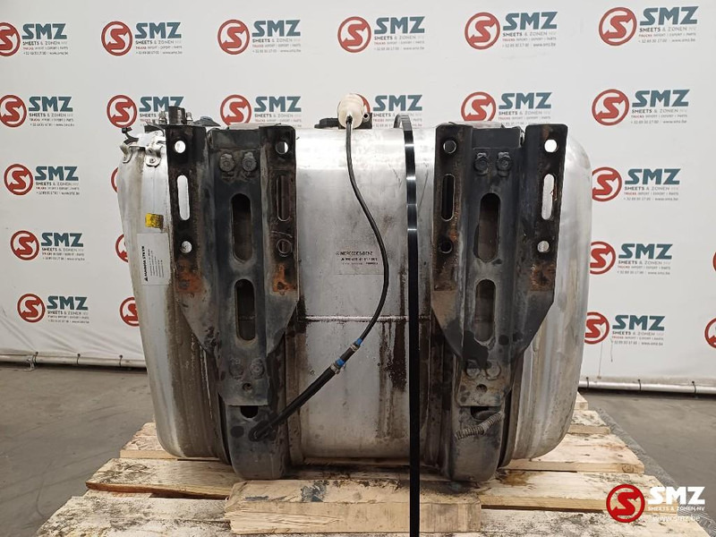 Mercedes-Benz Occ brandstoftank 300L + AdBluetank 25L Mercedes - Réservoir de carburant pour Camion: photos 2 Mercedes-Benz Occ brandstoftank 300L + AdBluetank 25L Mercedes - Réservoir de carburant pour Camion: photos 2