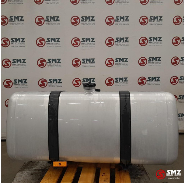 Mercedes-Benz Occ brandstoftank 630L + brandstofniveausensor Mer - Réservoir de carburant pour Camion: photos 1 Mercedes-Benz Occ brandstoftank 630L + brandstofniveausensor Mer - Réservoir de carburant pour Camion: photos 1