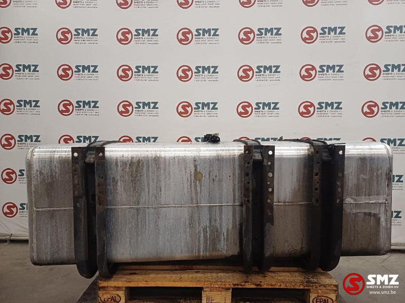 Renault Occ brandstoftank 735L Renault - Réservoir de carburant pour Camion: photos 2 Renault Occ brandstoftank 735L Renault - Réservoir de carburant pour Camion: photos 2