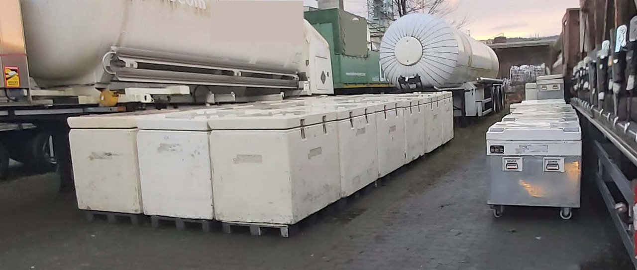Dry ice containers used for dry ice (Trockeneis) boxes - Carrosserie fourgon: photos 1 Dry ice containers used for dry ice (Trockeneis) boxes - Carrosserie fourgon: photos 1