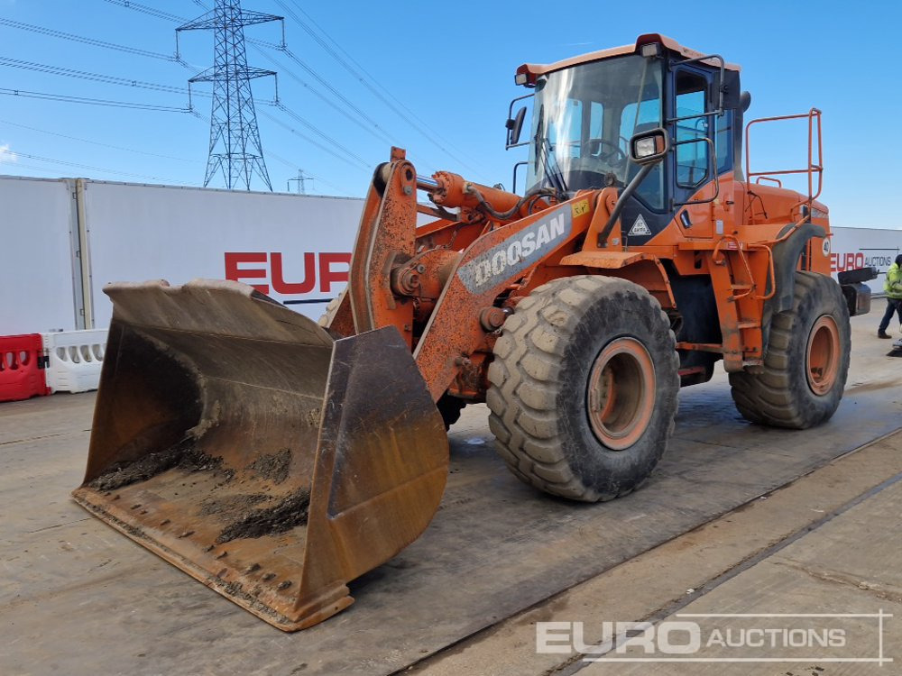 2015 Doosan DL300-3 - Chargeuse sur pneus: photos 1 2015 Doosan DL300-3 - Chargeuse sur pneus: photos 1