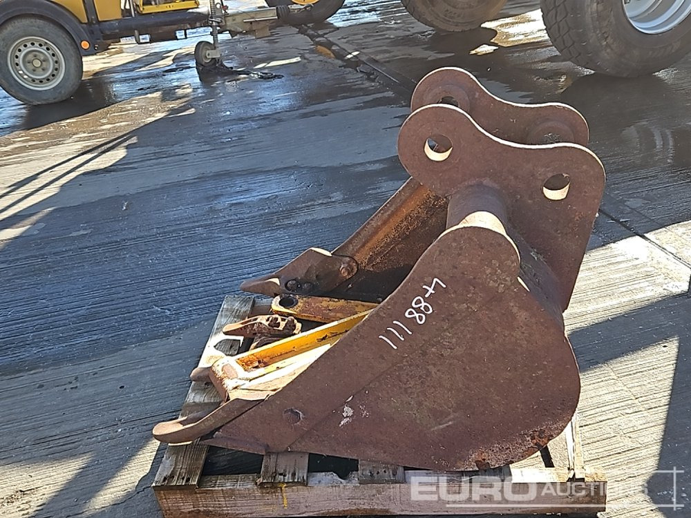 24" Digging Bucket 45mm Pin to suit 4-6 Ton Excavator - Godet: photos 2 24" Digging Bucket 45mm Pin to suit 4-6 Ton Excavator - Godet: photos 2