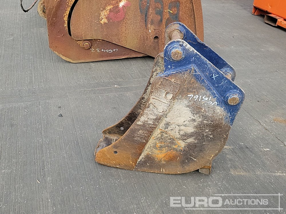 9" Digging Bucket 45mm Pin to suit 4-6 Ton Excavator - Godet: photos 2 9" Digging Bucket 45mm Pin to suit 4-6 Ton Excavator - Godet: photos 2
