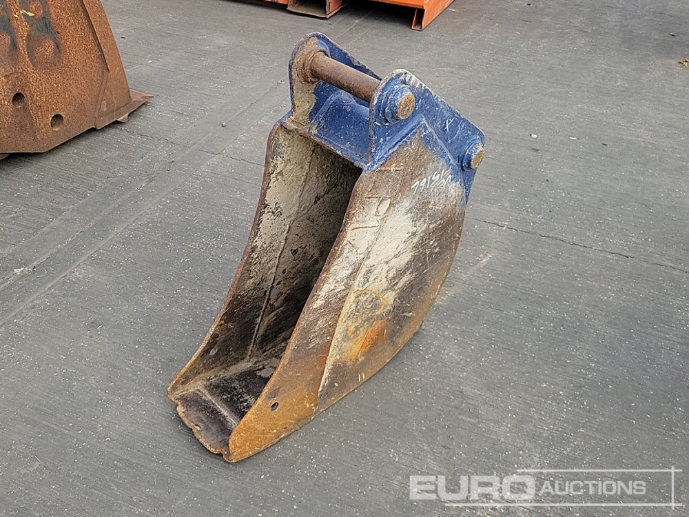 9" Digging Bucket 45mm Pin to suit 4-6 Ton Excavator - Godet: photos 1 9" Digging Bucket 45mm Pin to suit 4-6 Ton Excavator - Godet: photos 1