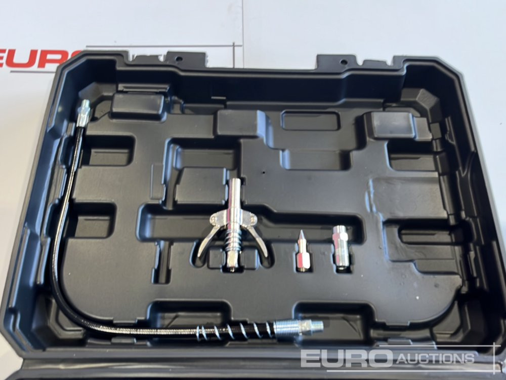Boss 21 Volt Lithium Battery Cordless Grease Gun, 2 Batteries, Charger, Case, Shoulder Strap, Extension Pieces and Fittings - Matériel de chantier: photos 3 Boss 21 Volt Lithium Battery Cordless Grease Gun, 2 Batteries, Charger, Case, Shoulder Strap, Extension Pieces and Fittings - Matériel de chantier: photos 3