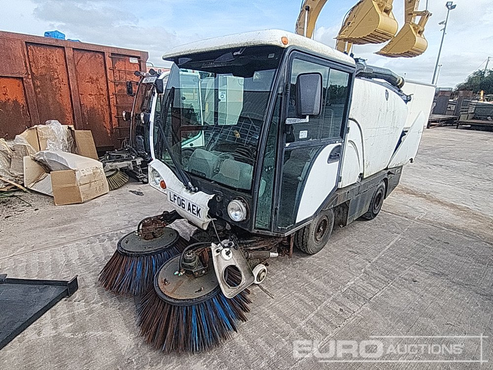 Johnston Sweeper 4x2 Road Sweeper - Balayeuse de voirie: photos 1 Johnston Sweeper 4x2 Road Sweeper - Balayeuse de voirie: photos 1