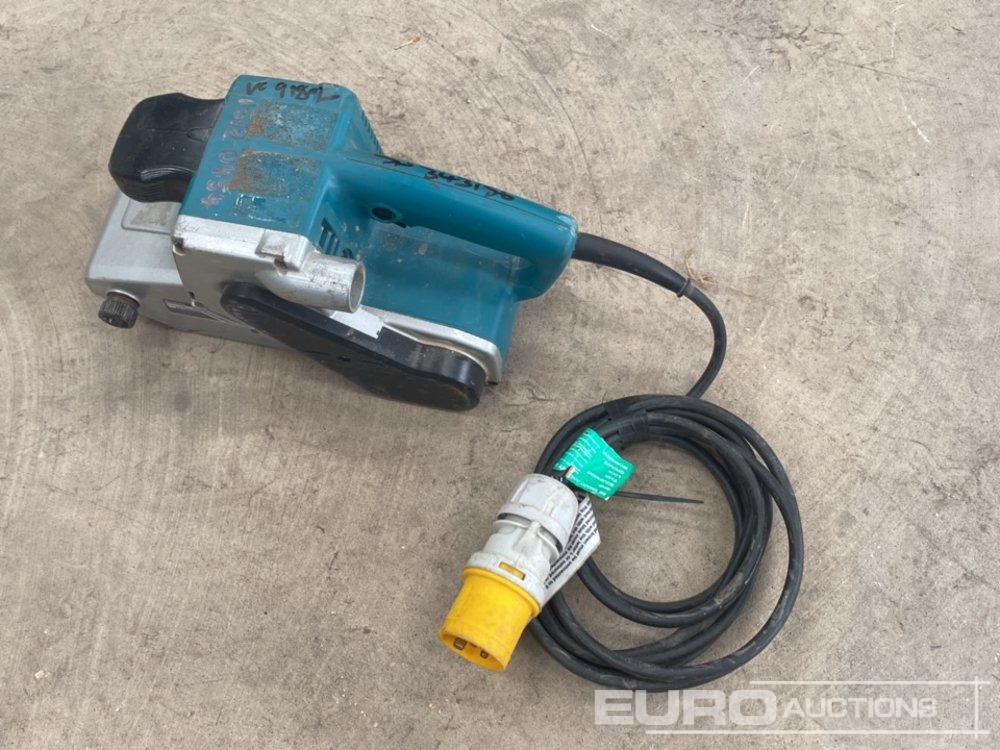 Makita 9404 110 Volt Circular Saw - Matériel de chantier: photos 2 Makita 9404 110 Volt Circular Saw - Matériel de chantier: photos 2