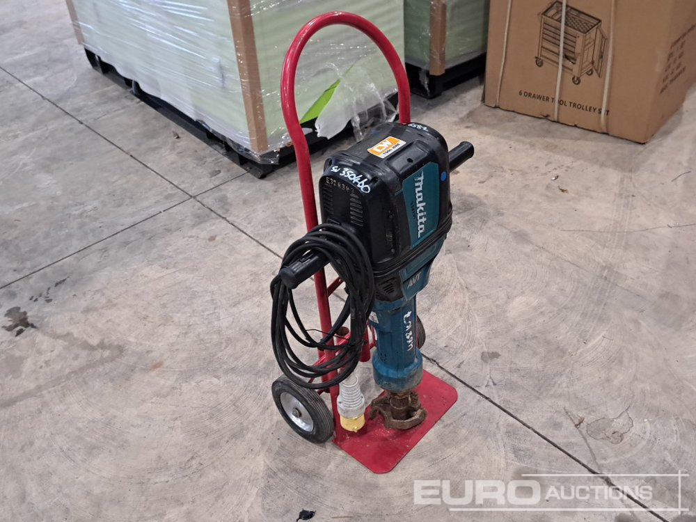 Makita AVT HM1812 110 Volt Hand Held Breaker & Trolley - Matériel de chantier: photos 4 Makita AVT HM1812 110 Volt Hand Held Breaker & Trolley - Matériel de chantier: photos 4