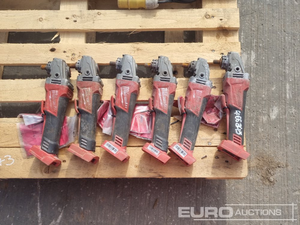Milwaukee 110Volt Grinder (4 of), Battery Grinder (6 of), Battery Reciprocating Saw, Makita 110Volt Plunge Router - Matériel de chantier: photos 5 Milwaukee 110Volt Grinder (4 of), Battery Grinder (6 of), Battery Reciprocating Saw, Makita 110Volt Plunge Router - Matériel de chantier: photos 5