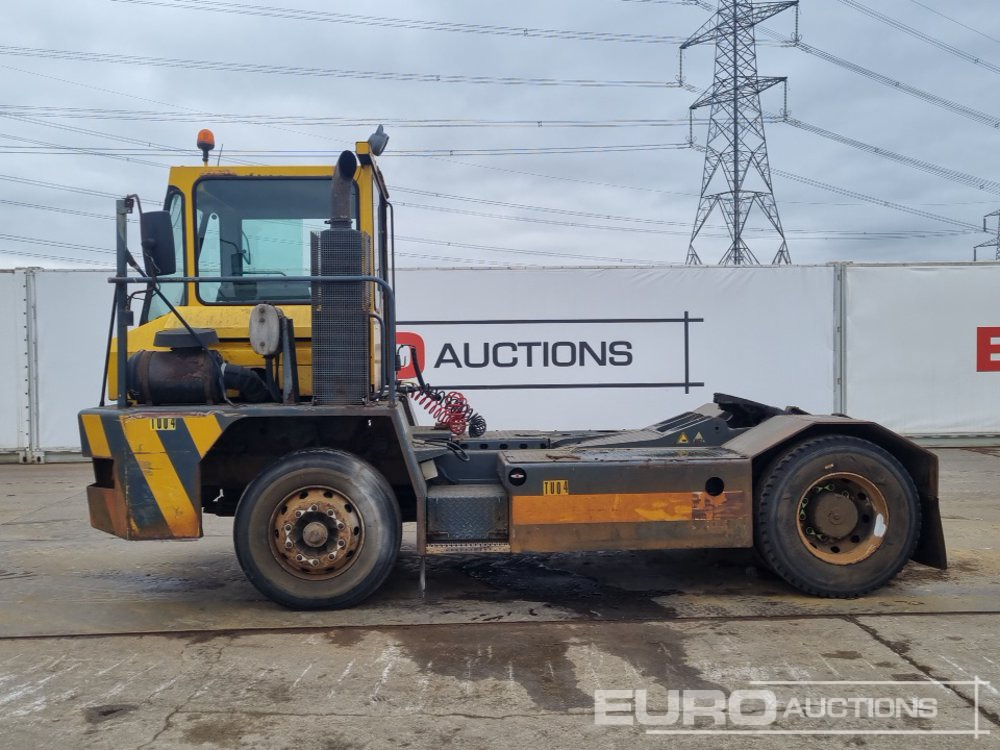 Mol YT200 - Tracteur portuaire: photos 2 Mol YT200 - Tracteur portuaire: photos 2
