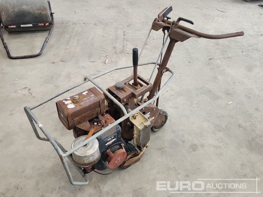Turfco Petrol Turf Cutter, Briggs & Stratton Engine - Matériel de chantier: photos 1 Turfco Petrol Turf Cutter, Briggs & Stratton Engine - Matériel de chantier: photos 1
