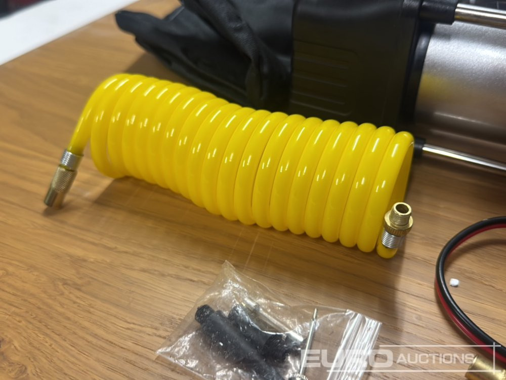 Unused 12Volt 150PSI Twin Cylinder Air Compressor, Extension Tube, Adaptor Nozzles - Équipement de garage: photos 4 Unused 12Volt 150PSI Twin Cylinder Air Compressor, Extension Tube, Adaptor Nozzles - Équipement de garage: photos 4