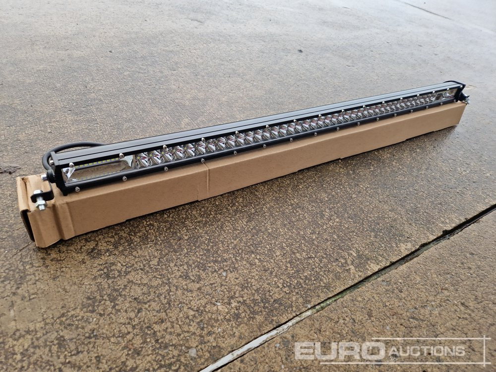 Unused 32" 300W Combo Beam LED Light Bar, Mounting Brackets, IP68 Waterproof - Équipement de garage: photos 4 Unused 32" 300W Combo Beam LED Light Bar, Mounting Brackets, IP68 Waterproof - Équipement de garage: photos 4