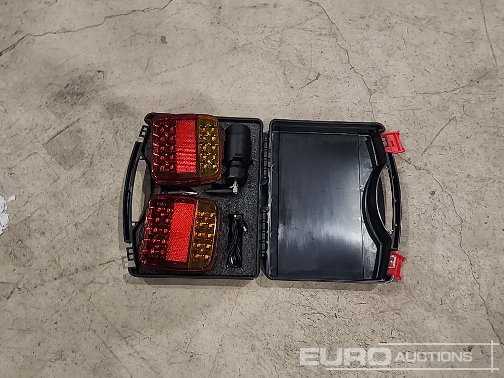 Unused LED Wireless Magnetic Trailer Lights - Équipement de garage: photos 2 Unused LED Wireless Magnetic Trailer Lights - Équipement de garage: photos 2