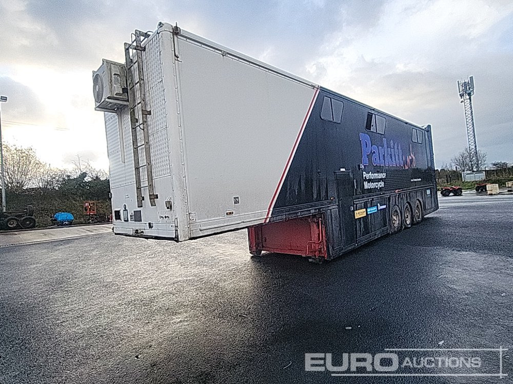 Wilson Tri Axle Double Deck Motor Sport Stepframe Trailer, Kitchen, Shower, Bedrooms, Garage - Semi-remorque fourgon: photos 1 Wilson Tri Axle Double Deck Motor Sport Stepframe Trailer, Kitchen, Shower, Bedrooms, Garage - Semi-remorque fourgon: photos 1
