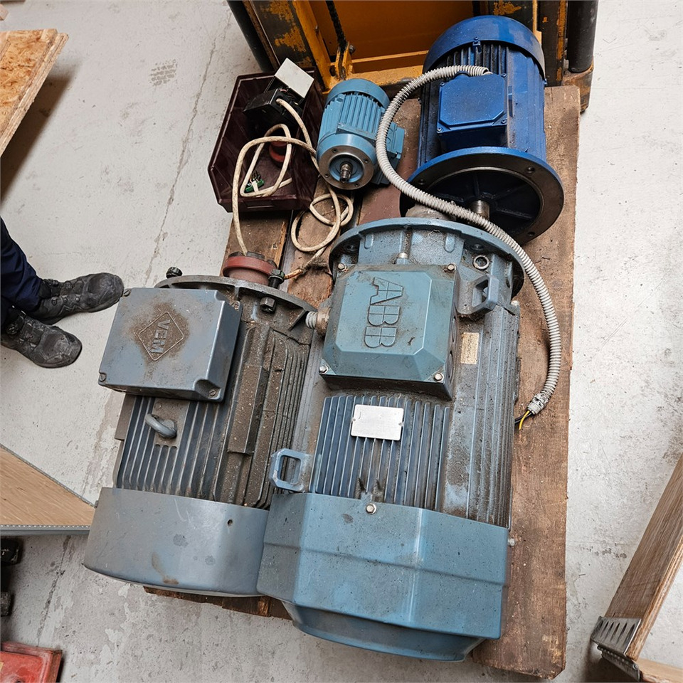 ABB MT80A19F100-2 / M3AA180MLB4 - Machine-outil: photos 3 ABB MT80A19F100-2 / M3AA180MLB4 - Machine-outil: photos 3