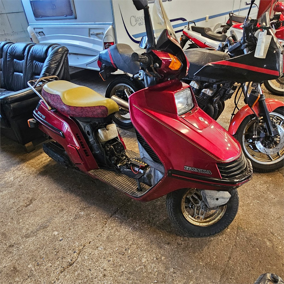 Honda 250 Spacy - Motocyclette: photos 1 Honda 250 Spacy - Motocyclette: photos 1