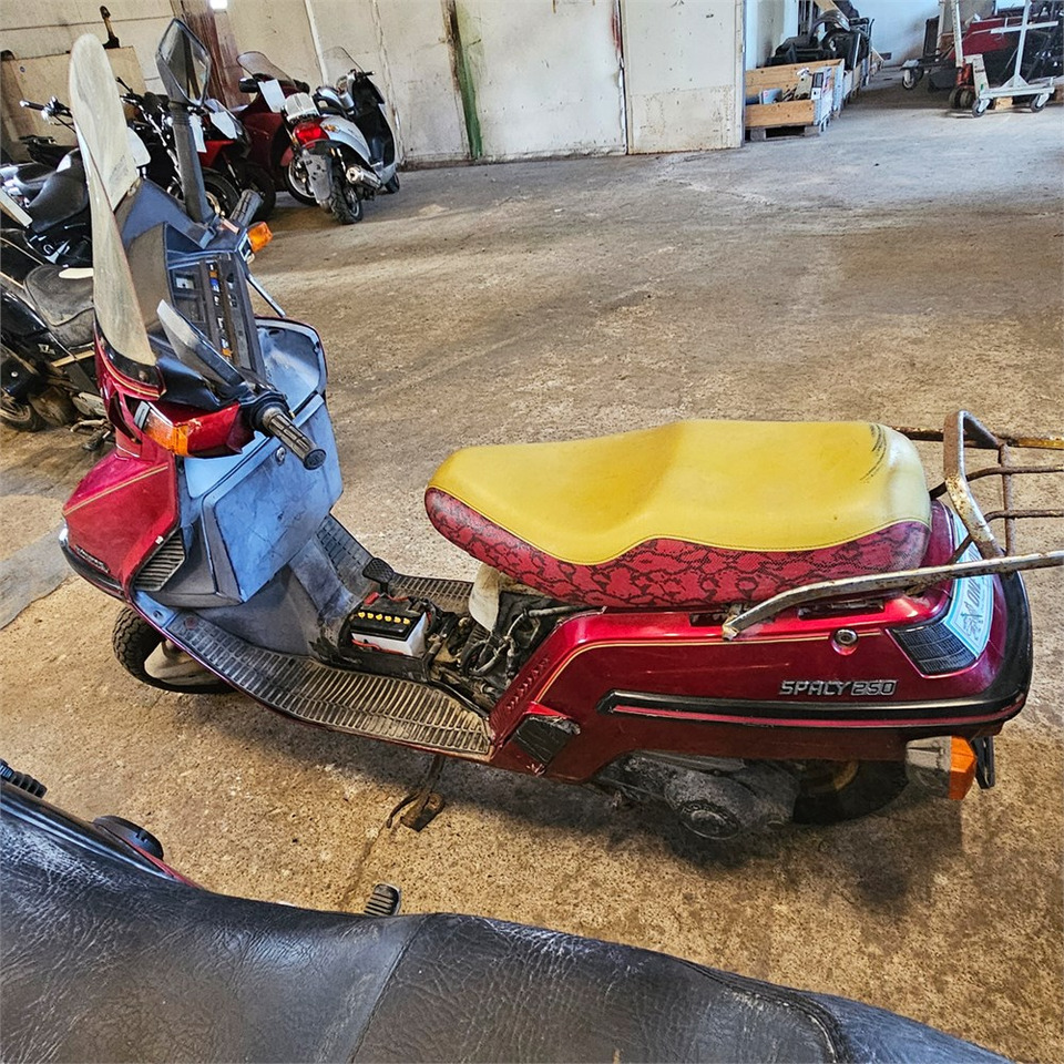 Honda 250 Spacy - Motocyclette: photos 5 Honda 250 Spacy - Motocyclette: photos 5