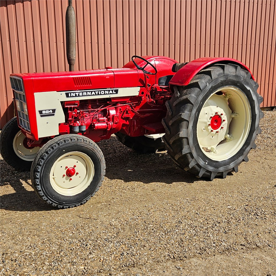 Tracteur agricole IH 824