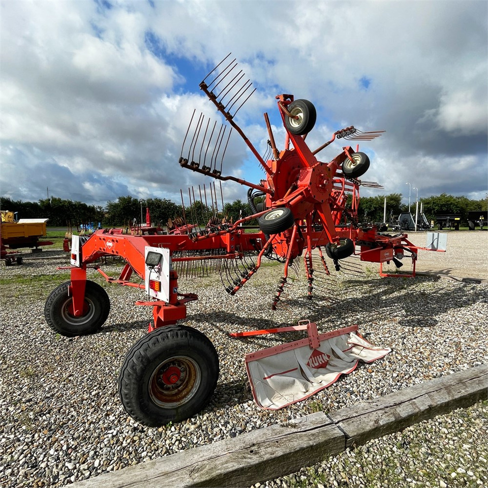 Kuhn GA8020 - Matériel de fenaison: photos 1 Kuhn GA8020 - Matériel de fenaison: photos 1