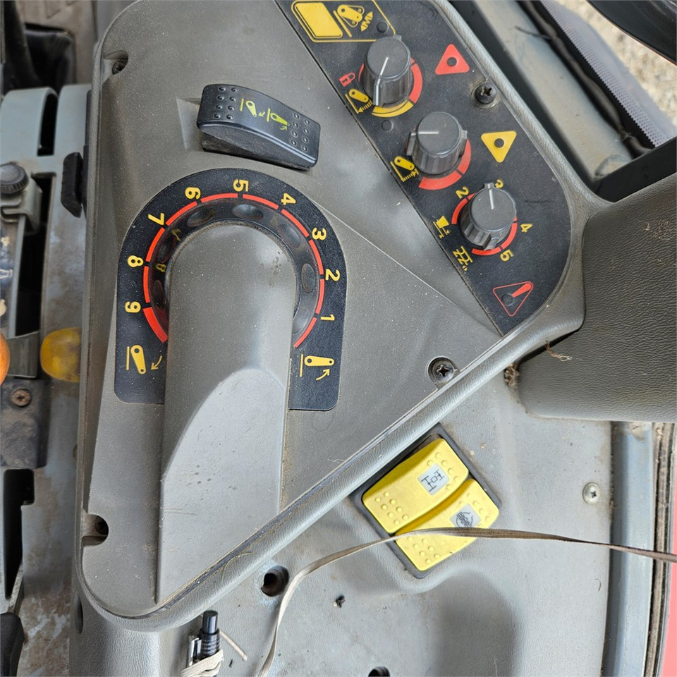 Tracteur agricole Massey Ferguson 4270: photos 16