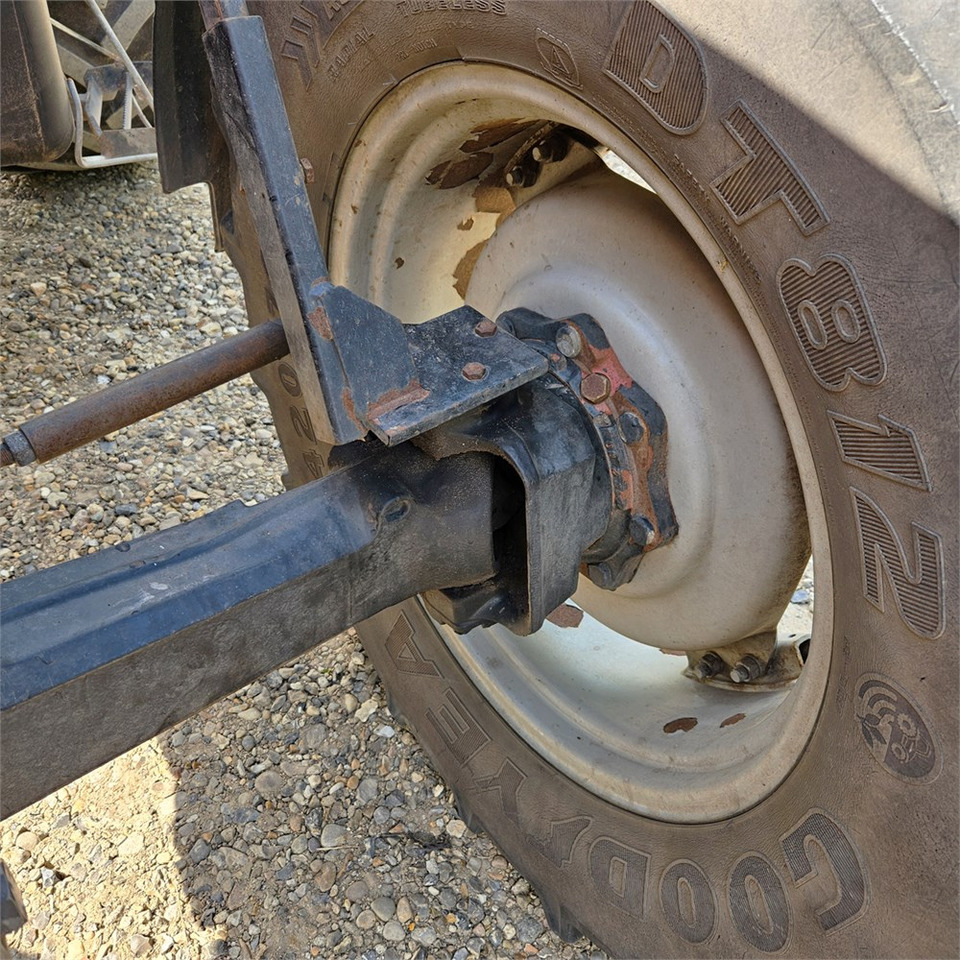 Tracteur agricole Massey Ferguson 4270: photos 44
