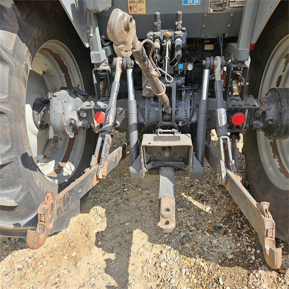 Tracteur agricole Massey Ferguson 4270: photos 30