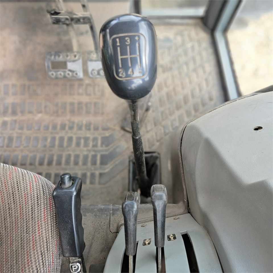 Tracteur agricole Massey Ferguson 4270: photos 12