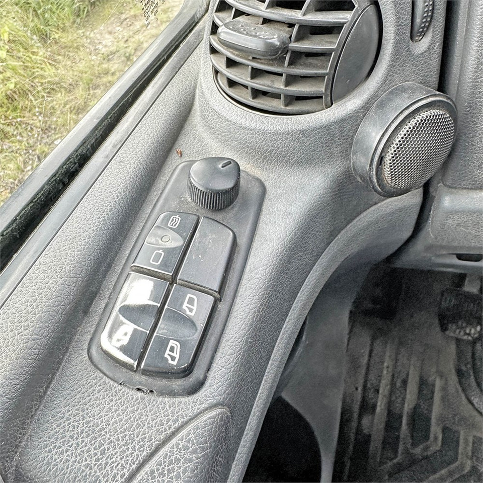 Camion plateau, Camion grue Mercedes Atego 1524 LL: photos 15