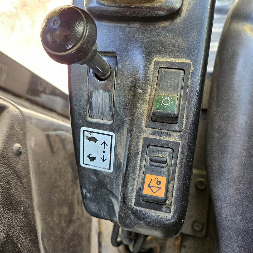 Mini pelle New Holland E26C: photos 12