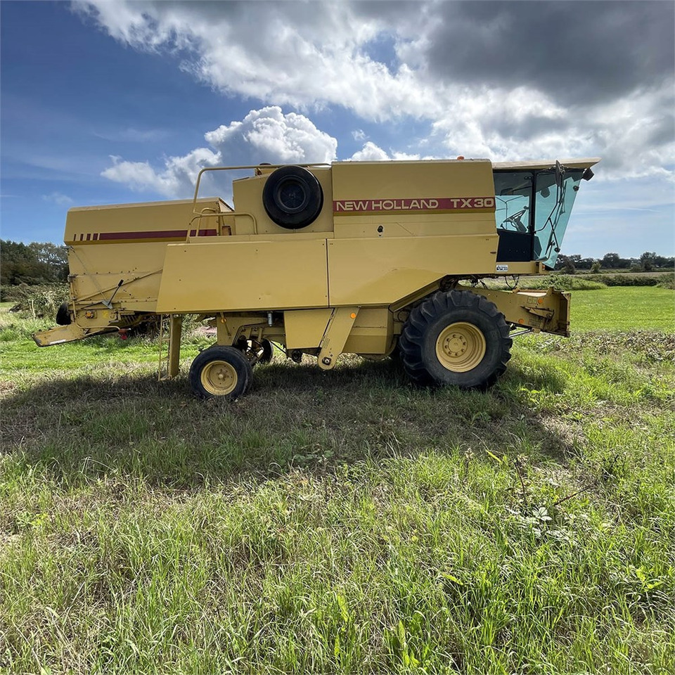 Moissonneuse-batteuse New Holland TX 30: photos 9