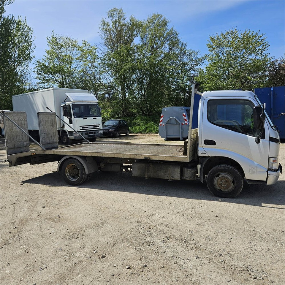 Toyota Dyna - Camion plateau: photos 1 Toyota Dyna - Camion plateau: photos 1