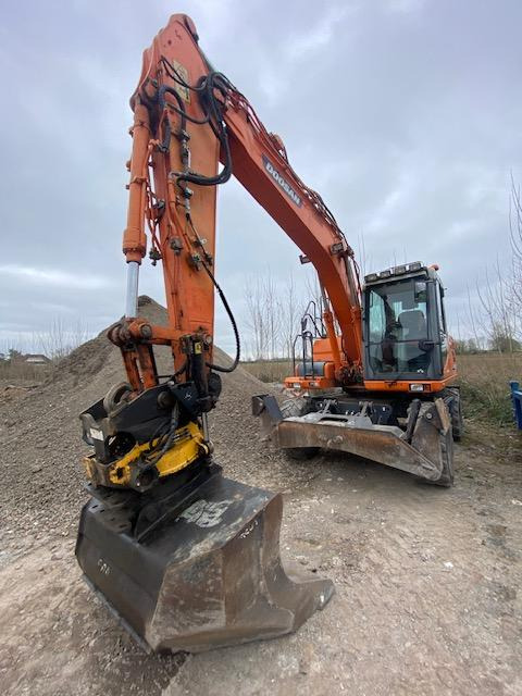 ENGCON LOT EQUIPEMENT S60 - Godet pour pelle: photos 4 ENGCON LOT EQUIPEMENT S60 - Godet pour pelle: photos 4