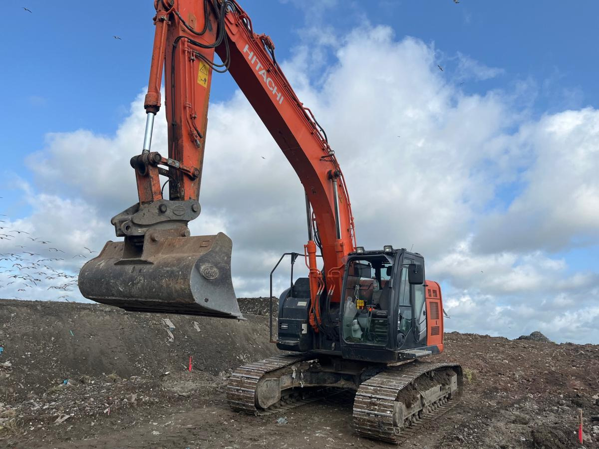 Hitachi ZX 225USLC-5B - Pelle sur chenille: photos 1 Hitachi ZX 225USLC-5B - Pelle sur chenille: photos 1