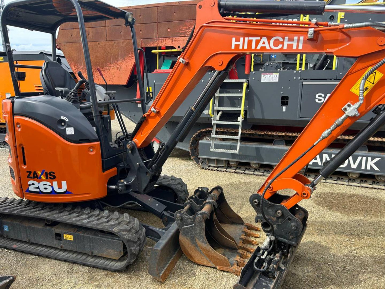 HITACHI ZX26U-6 - Pelle sur chenille: photos 2 HITACHI ZX26U-6 - Pelle sur chenille: photos 2