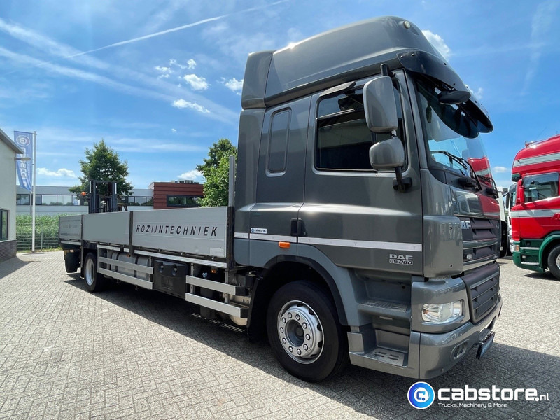 DAF CF 85 .360 4x2 Euro 5 - Open laadbak - Bouwjaar 2012 - Kooi-aap meeneemheftruck - Camion plateau: photos 2 DAF CF 85 .360 4x2 Euro 5 - Open laadbak - Bouwjaar 2012 - Kooi-aap meeneemheftruck - Camion plateau: photos 2