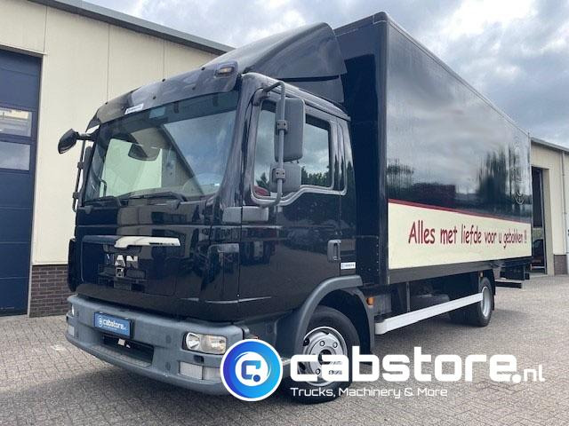 MAN TGL 8.180 4X2 BB Euro 5 - Handgeschakelde versnellingsbak - Laadklep - Bouwjaar 2010 - 3 zitplaatsen - Camion fourgon: photos 1 MAN TGL 8.180 4X2 BB Euro 5 - Handgeschakelde versnellingsbak - Laadklep - Bouwjaar 2010 - 3 zitplaatsen - Camion fourgon: photos 1
