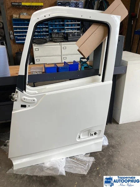 Volvo FH4 dør / door P/N: 82183078 - Carrosserie et extérieur pour Camion: photos 3 Volvo FH4 dør / door P/N: 82183078 - Carrosserie et extérieur pour Camion: photos 3