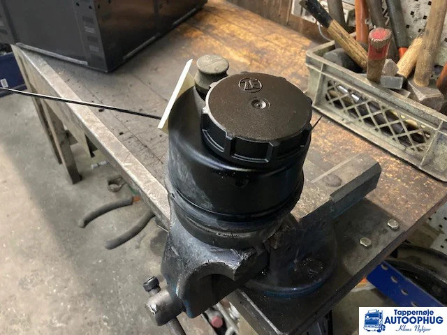 Volvo oil reservoir – Volvo 21362869 - Commande de gouvernail pour Camion: photos 1 Volvo oil reservoir – Volvo 21362869 - Commande de gouvernail pour Camion: photos 1