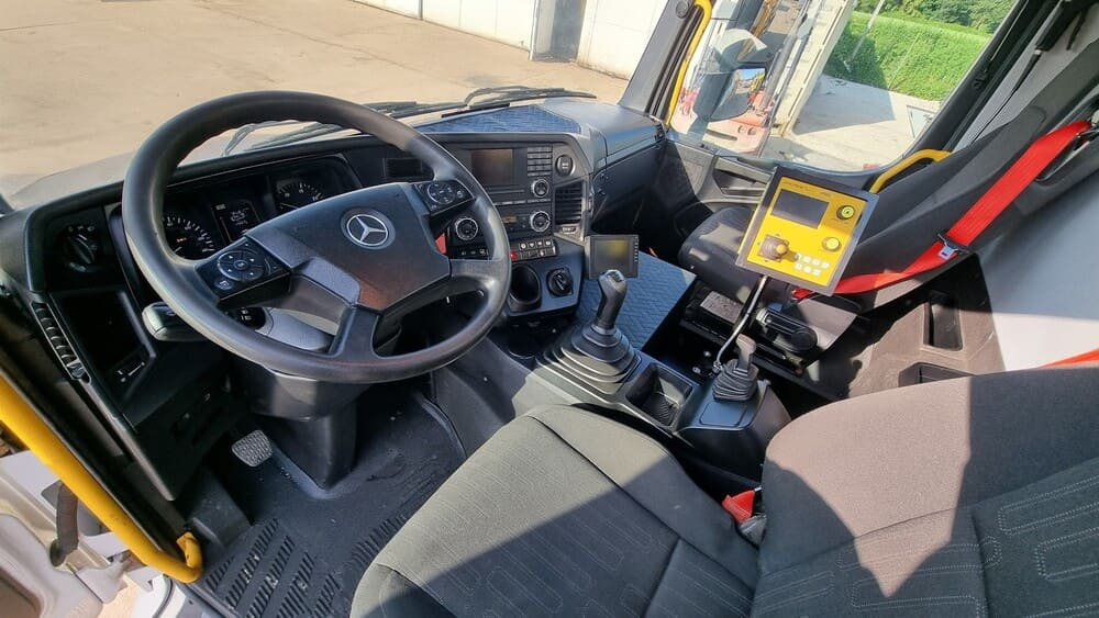 MERCEDES-BENZ AROCS 3243 8x4 | Euro 6 | Piaskarko Solarka Econ 12m³ - Engin de déneigement: photos 3 MERCEDES-BENZ AROCS 3243 8x4 | Euro 6 | Piaskarko Solarka Econ 12m³ - Engin de déneigement: photos 3