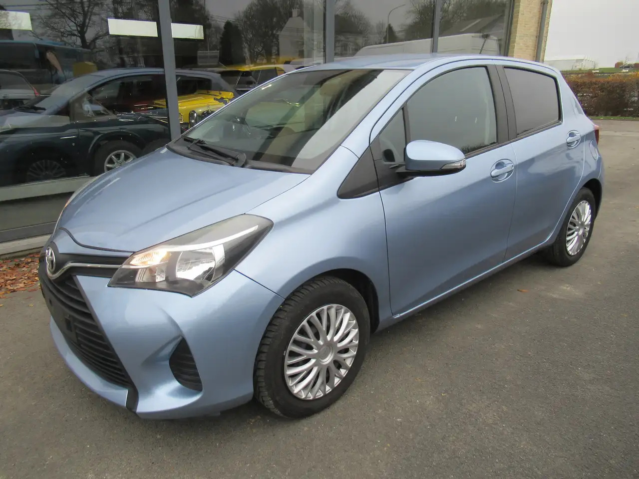 Toyota Yaris Yaris 1.33i VVT-i Active and pack Live 2 - Voiture: photos 1 Toyota Yaris Yaris 1.33i VVT-i Active and pack Live 2 - Voiture: photos 1