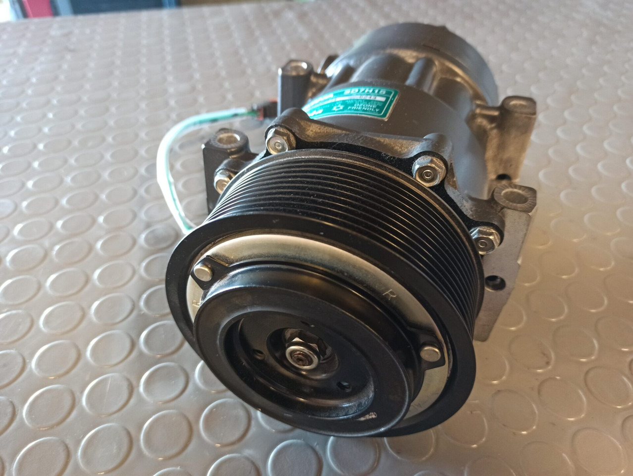 SCANIA A/C COMPRESSOR - 2564093 - Compresseur de climatisation pour Camion: photos 1 SCANIA A/C COMPRESSOR - 2564093 - Compresseur de climatisation pour Camion: photos 1